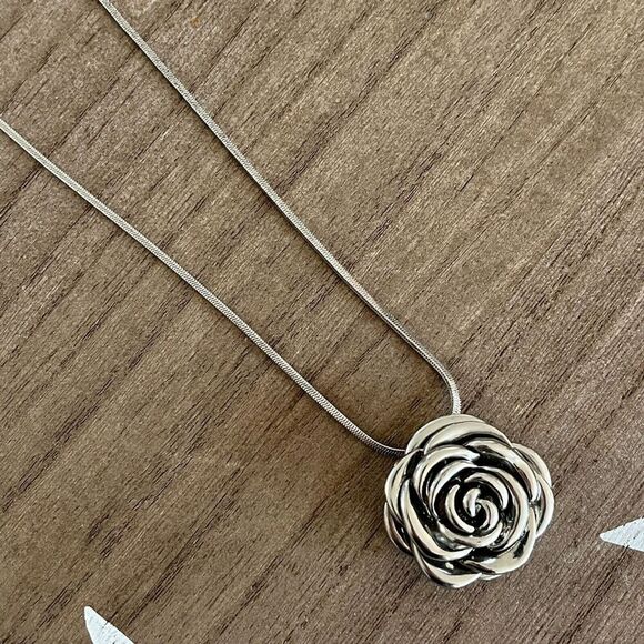 Vintage Silver Tone Rose Pendant 24 Inch Flat Snake Chain Necklace - Picture 1 of 15